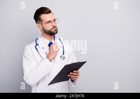 Profil Seitenansicht Portrait von nettem attraktivem cleverem, fokussiertem, nachgebärenden Dokument zur Erstellung einer Therapiestrategie zum Verfassen von Krankheitsverlaufsdokumenten Stockfoto