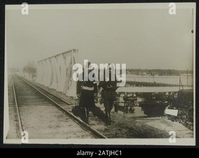 Beschreibung: Militärische und zivile Bewachung einer Brücke Anmerkung: Soldat, der einen deutschen Stahlhelm eines anderen Typs trägt [Türkei?] Datum: {1914-1918} Schlüsselwörter: Überwachung, Brücken, Zivilisten, WWI, Soldaten Stockfoto