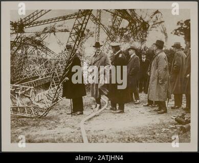 Herr Lloyd George und Herr Balfour besuchen Luftschiffwrack Beschreibung: Herr Lloyd George und Herr Balfour untersuchen das Wrack eines der Zeppelins, Das In der Nacht vom 23. Auf den 24. Niedergebracht wurde. Sept. [1916] Anmerkung: David Lloyd George und Arthur Balfour sehen das Wrack eines der Zeppeline, die in der Nacht vom 23. September am 24. September 1916 niedergeschlagen werden Datum: 23. September, 1916 Ort: Vereinigtes Königreich Stichwörter: WWI, Politiker, Trümmer, Blimps Personenname: Balfour, Arthur James, Lloyd George, David Stockfoto