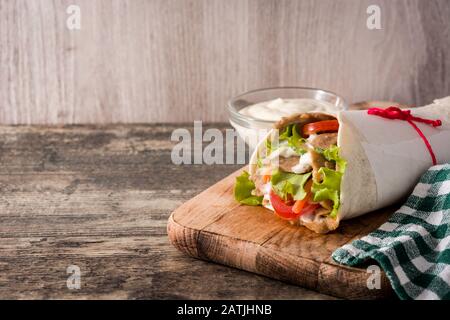 Döner Kebab oder Shawarma Sandwich auf Holztisch. Stockfoto
