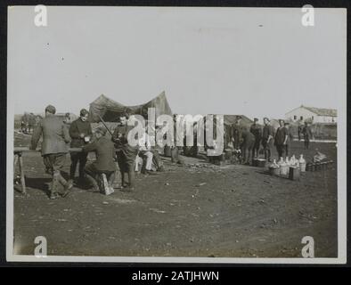 Britische offizielle Fotografien aus Italien Beschreibung: Fast zu Abend auf einem Flugplatz. Anmerkung: Offizielle britische Fotos aus Italien. Nahende Zeit beim Abendessen am Flughafen. Datum: {1914-1918} Ort: Italien Schlüsselwörter: Weltkrieg, Soldaten, Flughäfen, Essen Stockfoto