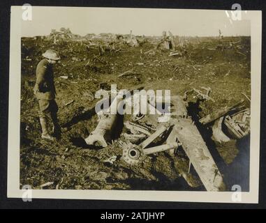 Mit den Kanadiern an der Westfront Beschreibung: Eine zerstörte deutsche Feldpistole an der kanadischen Front Anmerkung: Die Kanadier in der großen Schlacht. Verwüstete deutsche Waffe an der kanadischen Front Datum: {1914-1918} Schlüsselwörter: WWI, Fronten, Waffen, Soldaten, Zerstörung Stockfoto