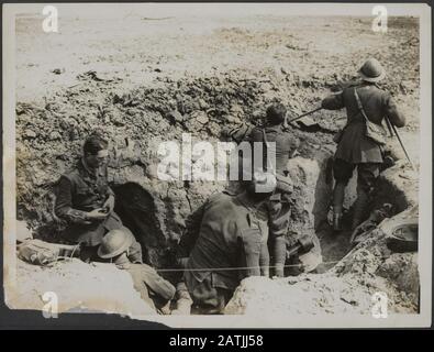 Beschreibung der British Western Front: Observing Officers at Work Annotation: British Western Front. Überwachungsbeamte bis zum Arbeitsdatum: {1914-1918} Schlüsselwörter: WWI, Fronten, Offiziere, Beobachter Stockfoto