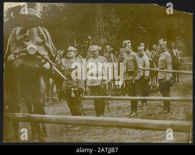 Beschreibung: Treffen in einem Bündel von Kavalleristen und Infanterietruppen der Österreich-ungarischen Armee. Datum: {1914-1918} Stichwörter: Kavallerie, 1. Weltkrieg, Soldaten, Offiziere Stockfoto