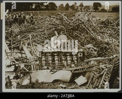 Beschreibung: One of the Engines Annotation: Der Zepelin Attack 23/24 [199]. Wrackteile eines Zepins mit dem Vordergrund einer der Motoren; Soldaten im Hintergrund Datum: 23. September 1916 Standort: Großbritannien Schlagwörter: WWI, Motoren Soldaten Wrackteile, Blimps Stockfoto