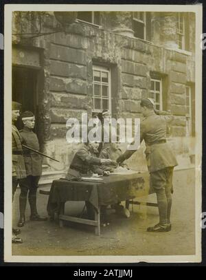Britische Universitäten in Kriegszeiten Beschreibung: Oxford. Cadet oder R.F.C. [RFC] seinen Lohn in Peck Water Quad erhalten. Annotierung des Christ Church College: Britische Universitäten in Kriegszeiten. Oxford. Kadetten der Luftwaffe in Oxford erhalten ihr Entgelt in Peck Water Quad Date: 1917 Standort: Großbritannien, Oxford Keywords: Kadetten, erster Weltkrieg, Bildung, Löhne, Universitäten Stockfoto