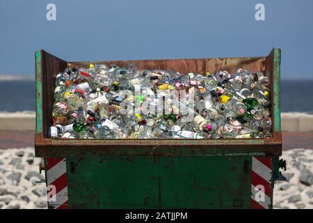 Die Flaschenbank wurde von den Bewohnern von Langeoog - einer ostfriesischen Insel - gefüllt. Der Container wird per Schiff transportiert. Stockfoto