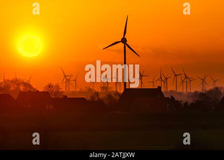 Zwei wichtige Energiequellen: Sonne und Wind. Neßmersiel, Nordsee, Deutschland. Stockfoto