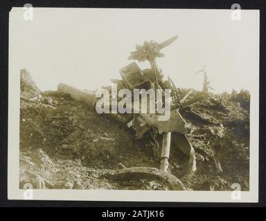 Mit den Kanadiern an der Westfront Beschreibung: Ein deutsches Geschütz, nachdem unsere Artillerie damit durchgekommen war. Vor Ort von den Kanadiern aufgenommen Anmerkung: Die Kanadier in der großen Schlacht. Deutsche Waffe, nachdem die kanadische Artillerie ihre Aufgabe erledigt hat. Am Boden der Kanadier festgehalten Datum: {1914-1918} Schlüsselwörter: WWI, Fronten, Waffen, Soldaten, Zerstörung Stockfoto