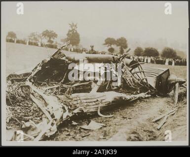 Beschreibung: Teil der untergliedernden Anmerkung: Der Angriff von Zepelin 23/24 [199]. Wrackteile eines Zepins; Teil des Bodens. Public sieht Remote bis heute: 23. September 1916 Standort: Großbritannien Schlüsselwörter: WWI, öffentliche Wrackteile, Blimps Stockfoto
