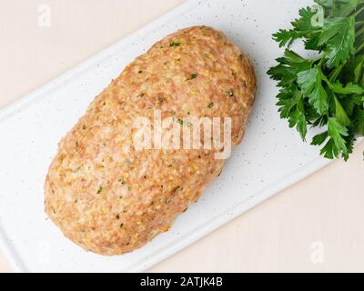 Terrine, Fleischbraten. Gebackenes Putenfleisch. Traditionelles französisches und amerikanisches Gericht. Draufsicht, weißer Marmorhintergrund Stockfoto