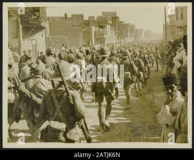 Mit den Truppen in Mesopotamien Beschreibung: Gefangene in der neuen Straße, Bagdad-Anmerkung: Die Truppen in Mesopotamien. Kriegsgefangene in der neuen Straße in Bagdad Datum: {1914-1918} Ort: Bagdad, Irak, Mesopotamien Schlüsselwörter: WWI, Kriegsgefangene, Städte Stockfoto