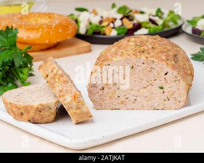 Terrine, Fleischbraten. Gebackenes Putenfleisch. Traditionelles französisches und amerikanisches Gericht. Seitenansicht, weißer Marmorhintergrund Stockfoto