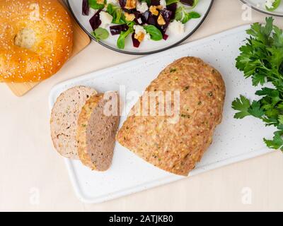 Terrine, Fleischbraten. Gebackenes Putenfleisch. Traditionelles französisches und amerikanisches Gericht. Draufsicht, weißer Marmorhintergrund Stockfoto