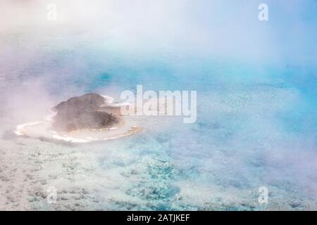 Landschaft mit bunten Formen am Rande des Geysir-Kraters Excelsior im Yellowstone Nationalpark Stockfoto