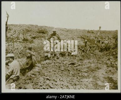 Beschreibung der British Western Front: Sapper graben einen Kommunikationsgraben. Schlacht von Messines Ridge Annotation: British Western Front. Sapper graben einen Graben für Kommunikationskabel. Die Schlacht von Messines Datum: {1914-1918} Ort: Belgien, Mesen Schlüsselwörter: Kommunikation, erster Weltkrieg, Fronten, Soldaten, Sapper Stockfoto