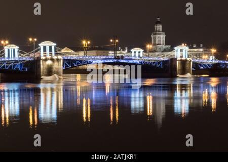 Blick auf die Schlossbrücke mit festlichen Lichtern für das neue Jahr. Sankt-Peterburg, Russland. Stockfoto