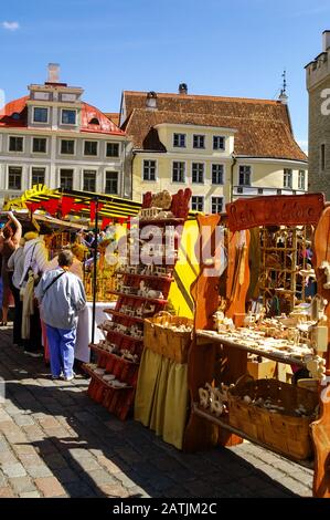 Sommerhandwerksmarkt auf dem Rathausplatz (Raekoja Platen) in der Altstadt Stockfoto