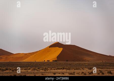 Touristen klettern auf Desert Dune No45, Namibia, Afrika Stockfoto