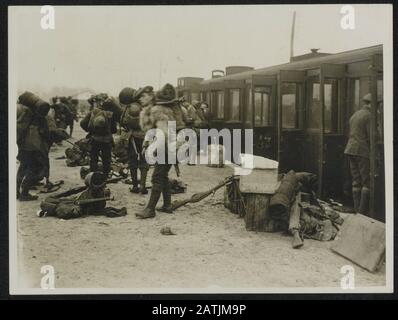 Britische offizielle Fotografien aus Italien Beschreibung: Scotch Truppen treffen irgendwo in Italien ein. Anmerkung: Offizielle britische Fotos aus Italien. Schottische Truppen kommen mit dem Zug irgendwo in Italien an. Datum: {1914-1918} Ort: Italien Schlüsselwörter: 1. Weltkrieg, Soldaten, Eisenbahn Stockfoto