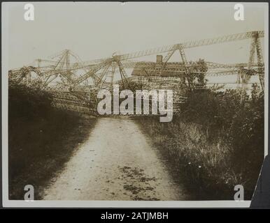 Beschreibung: Wie sich die Zepelin über eine Straße stürzte Anmerkung: Der Angriff von Zepelin 23/24 [1610]. Das Bild zeigt, wie der auf einer Straße verkehrende Zepelin Datum: 23. September 1916 Standort: Großbritannien Schlagwörter: WWI, Wrackteile, Blimps Stockfoto
