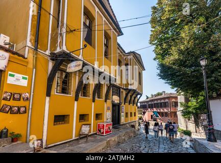 Old Plowdiv Hostel, Balabanov House Museum in der Ferne, historische Gebäude im bulgarischen nationalen Revival-Stil, in Plovdiv, Bulgarien Stockfoto