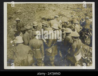Offizielle kanadische Fotos Beschreibung: Aufnehmen von Informationen über Deutsche, die von den Kanadiern aufgenommen wurden Anmerkung: Offizielle kanadische Kriegsfotos. Kanadische Soldaten nehmen Daten von Deutschen von kanadischen Gefangenen in Courcelette an Datum: 15. September 1916 Ort: Courcelette, Frankreich Schlüsselwörter: WWI, Fronten, Kriegsgefangene, Soldaten, Offiziere Stockfoto