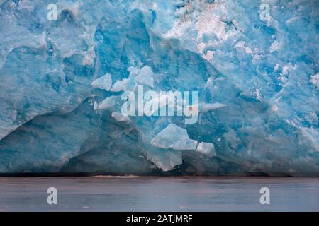 Riesiger Eisklumpen, der vom Rand des Kongsbreen-Gletschers bricht, der in Kongsfjorden, Spitzbergen/Spitzbergen, Norwegen kalbt Stockfoto