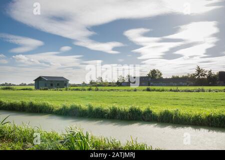 Lentikularwolken über Ackerland in den Niederlanden Stockfoto