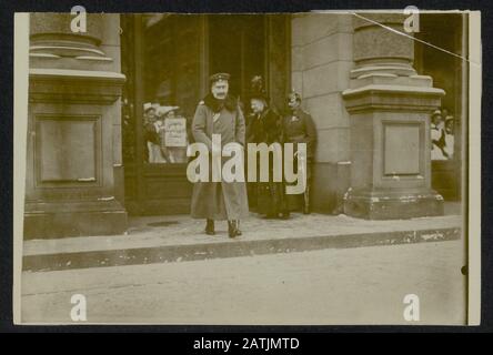 Beschreibung: Anlässlich des Geburtstags Seiner Majestät des deutschen Kaisers geben wir dem Kaiser ein Bild, das das Militärkrankenhaus an der Hochschule Für Bildende Künste in Berlin verlässt Datum: 27. Januar 1918 Standort: Berlin, Deutschland Schlüsselwörter: 1. Weltkrieg, Militärkrankenhäuser, Dynastien Personenname: Wilhelm II., Kaiser von Deutschland Stockfoto