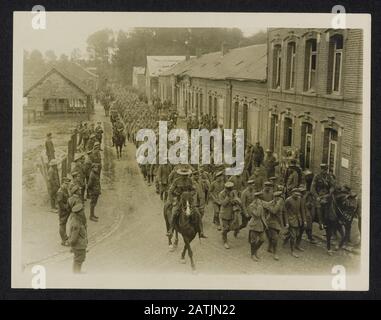 An der Vorderseite Beschreibung: Die Tasche deutscher Gefangener am Kanadiertag an der Somme Anmerkung: An der Vorderseite. Kanadische Soldaten begleiten den "Fang" eines Tages deutscher Kriegsgefangenen an der Somme Datum: {1914-1918} Ort: Frankreich, Somme Schlüsselwörter: WWI, Fronten, Kriegsgefangene, Soldaten Stockfoto