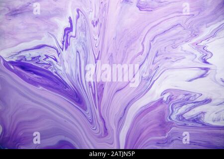 Acrylfarbe Flüssigkeit im Trend violett Farbe Hintergrund. Stockfoto