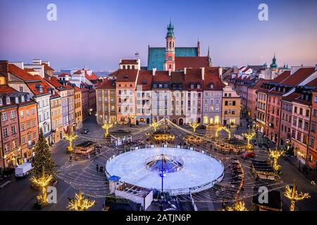 Abend am Altstädter Ring mit Weihnachtsmarkt und Eisbahn in der Stadt Warschau in Polen, Blick von oben. Stockfoto