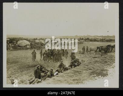 Die britische Westfront in Frankreich Beschreibung: Die deutsche Offensive. Artillerie, die am Straßenrand ruht Anmerkung: Britische Westfront in Frankreich. Die deutsche Offensive. Artillerie ruht auf dem Weg Datum: {1914-1918} Ort: Frankreich Schlagwörter: Artillerie, Fronten des Weltkriegs, Brüche, Straßen Stockfoto