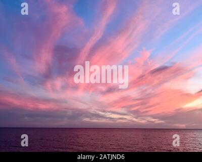 Farbenfroher Sonnenuntergang in Alghero, Sardinien, Italien. Stockfoto