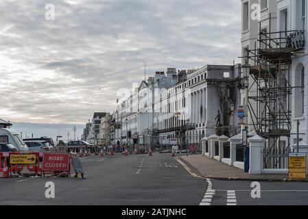 Die Grand Parade einschließlich der Fassade des Feuers beschädigte Claremont Hotel, Eastbourne, East Sussex Stockfoto