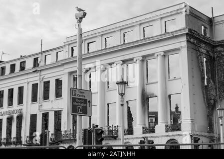 Die Fassade des Feuers beschädigte Claremont Hotel, Eastbourne, East Sussex Stockfoto