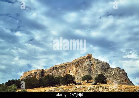 Mauern einer mittelalterlichen Festung auf einem felsigen Hügel in Lindos Stockfoto