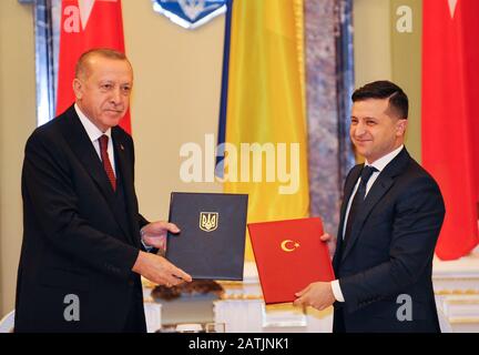 Kiew, Ukraine. Februar 2020. Der türkische Präsident Recep Tayyip Erdogan (L) und der ukrainische Präsident Wolodymyr-Zelensky tauschen während der Unterzeichnung in Kiew Dokumente aus. Credit: Sopa Images Limited/Alamy Live News Stockfoto