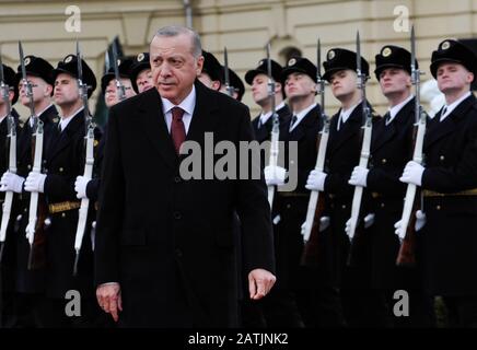 Kiew, Ukraine. Februar 2020. Der türkische Präsident Recep Tayyip Erdogan überprüft die Ehrenwache mit dem ukrainischen Präsidenten Wolodymyr-Zelensky während der Begrüßungsfeier in Kiew. Credit: Sopa Images Limited/Alamy Live News Stockfoto