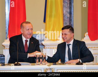 Kiew, Ukraine. Februar 2020. Der türkische Präsident Recep Tayyip Erdogan (L) und der ukrainische Präsident Wolodymyr-Zelensky schütteln nach ihrem Treffen in Kiew die Hände auf einer Pressekonferenz. Credit: Sopa Images Limited/Alamy Live News Stockfoto