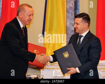 Kiew, Ukraine. Februar 2020. Der türkische Präsident Recep Tayyip Erdogan (L) und der ukrainische Präsident Wolodymyr-Zelensky tauschen während der Unterzeichnung in Kiew Dokumente aus. Credit: Sopa Images Limited/Alamy Live News Stockfoto