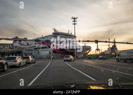 Redaktion 08.30.2019 Turku Finnland Das Laden von Autos ist für Baltic Princess in Betrieb, die am Abend nach Stockholm abgeht Stockfoto