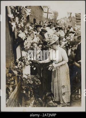 Beschreibung: Der Besuch der Königin bei bescheidenen Helden. Königin Mary stattete South Hackney am Montag, den 10. August, einen unerwarteten Besuch ab. [193], um die Gedenktafeln zu inspizieren, wie viele Anhänger auf viele der Wände in diesem armen Stadtteil von London gesetzt wurden, um die Namen von Menschen aus der Nachbarschaft zu tragen, die an der Front gefallen sind. Das Bild zeigt Ihre Majestät, die einem Blumenstrauß überreicht, der auf eine der Tafeln gelegt werden soll. Anmerkung: Der Beitrag der Königin Maria von bescheidenen Helden. Königin Mary verbrachte am Donnerstag, den 10. August 1916 einen Überraschungsbesuch in South Hackney (London), um den Pl zu sehen Stockfoto
