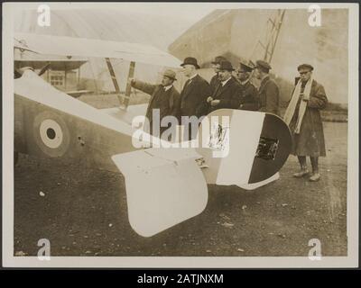 Beschreibung der Westfront: Der neuseeländische Premierminister untersucht eine britische Maschine. Anmerkung: Die Westfront. Der Premierminister Neuseelands [William Ferguson Massey] betrachtet ein britisches Flugzeug. Datum: {1914-1918} Schlüsselwörter: WWI, Fronten, Luftstreitkräfte, Soldaten, Politiker Personenname: Massey WF Stockfoto