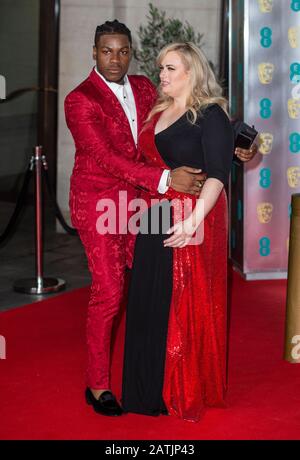 London, ENGLAND - 02. FEBRUAR: John Boyega und Rebel Wilson nehmen an den EE British Academy Film Awards 2020 After Party im Grosvenor House Hotel On Stockfoto