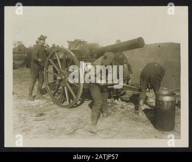 Mit den Kanadiern an der Westfront Beschreibung: Das ist keine Waffe, sondern eine Feldküche Anmerkung: Die Kanadier in der großen Schlacht. Dies ist keine Waffe, sondern ein Feldküche Datum: {1914-1918} Schlüsselwörter: WWI, Fronten, Waffen, Militär, Feldküchen Stockfoto