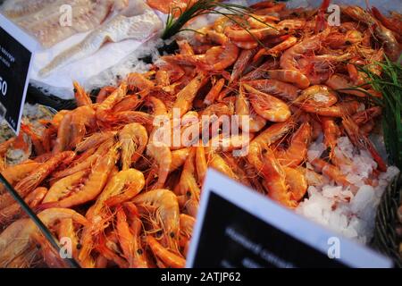 Frische Garnelen auf dem Fischer-Markt Stockfoto