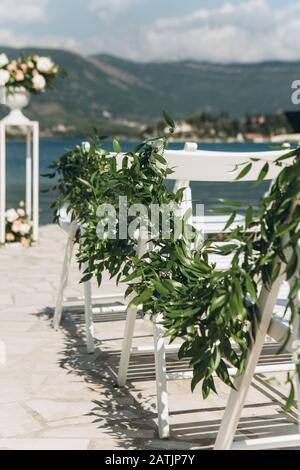 Dekorierte Stühle bei einer Hochzeit Veranstaltung. Hochzeit im Freien. Stockfoto