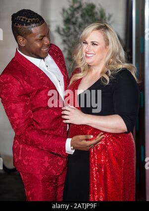 London, ENGLAND - 02. FEBRUAR: John Boyega und Rebel Wilson nehmen an den EE British Academy Film Awards 2020 After Party im Grosvenor House Hotel On Stockfoto